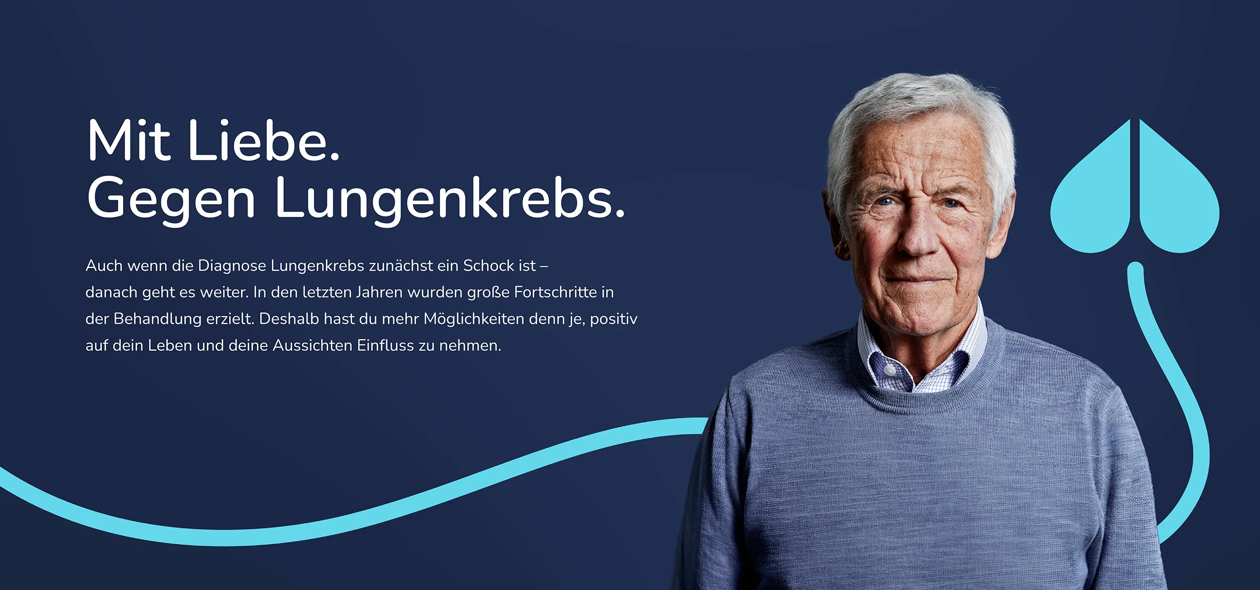 Ein älterer Mann steht neben einer junge Frau vor einem Hintergrund. Beide haben einen blauen Pullover an und blicken ernst nach vorne. Ein älterer Mann steht neben einer junge Frau vor einem Hintergrund. Beide haben einen blauen Pullover an und blicken ernst nach vorne.
